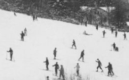 Schifahrer vor der Restauration Kordon 1929